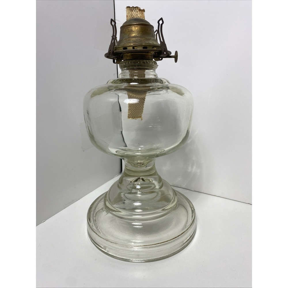 Antique queen Annie Oil/kerosene lamp No 2 clear glass 11in high including burn